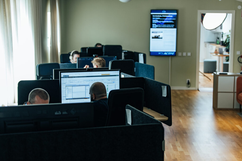 Active IT:s servicedesk där flera medarbetare arbetar vid sina datorer